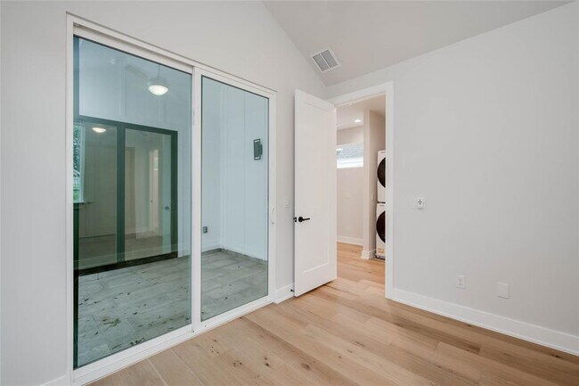 Building Photo - 1406 E 2nd St