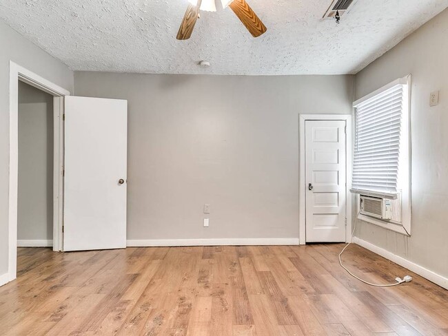 Building Photo - Cute Duplex - Upper Unit!