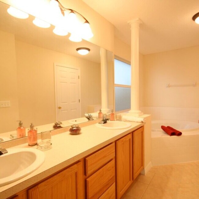 Building Photo - "Charming 2-Bedroom Retreat with 2 Full Ba...