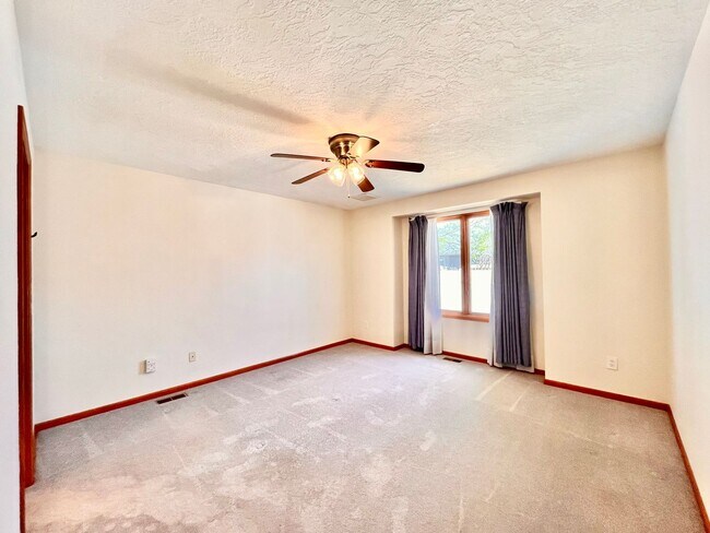 Building Photo - Spacious 3 bedroom/3 bath Townhome with 2 car Attached Garage and Private Yard in Evans, CO