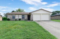 Building Photo - 1703 La Fontaine Ln