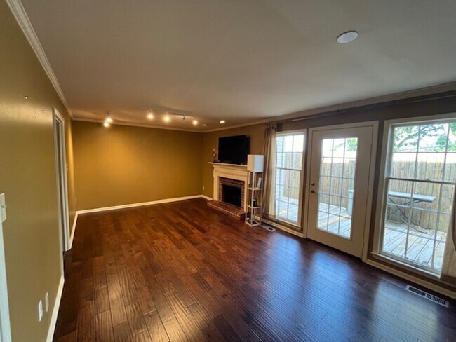 Building Photo - Elegant Colonial Style 2 Bedroom 2 and a half Bathroom Townhome in Little Rock