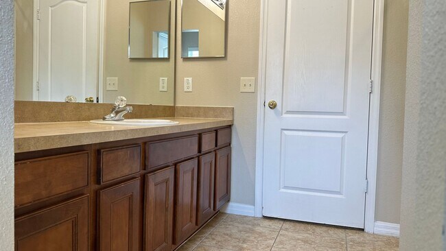 Building Photo - Spacious 3 Bed, 2.5 Bath Townhome with 2-Car Garage | Gated Tucker Oaks Community in Winter Garden