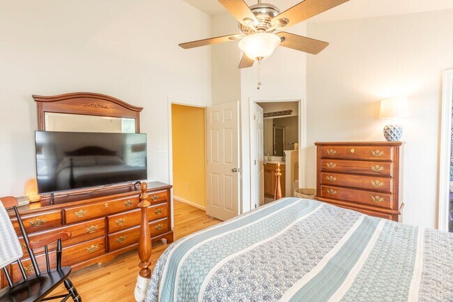 Building Photo - 703 Rainier Rd