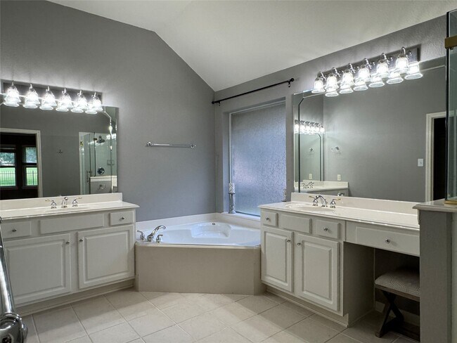 Building Photo - 5822 Pinellas Park Ct
