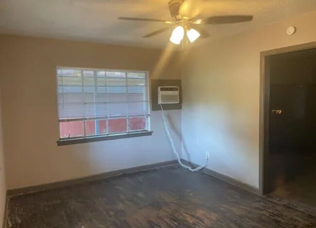 Building Photo - Charming Home Available June 15th