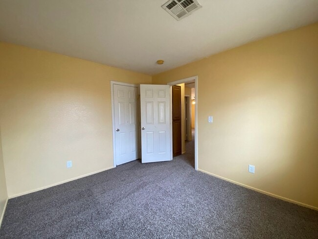 Building Photo - Large four-bedroom house with a loft
