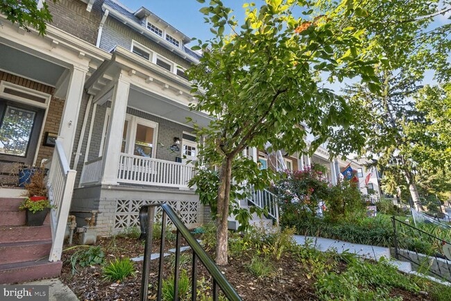 Building Photo - 1607 D St NE