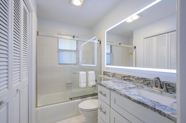 Building Photo - 11335 12 Oaks Way