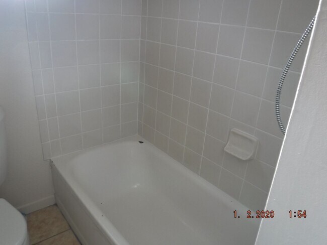 Building Photo - Three Bedroom House in Talent