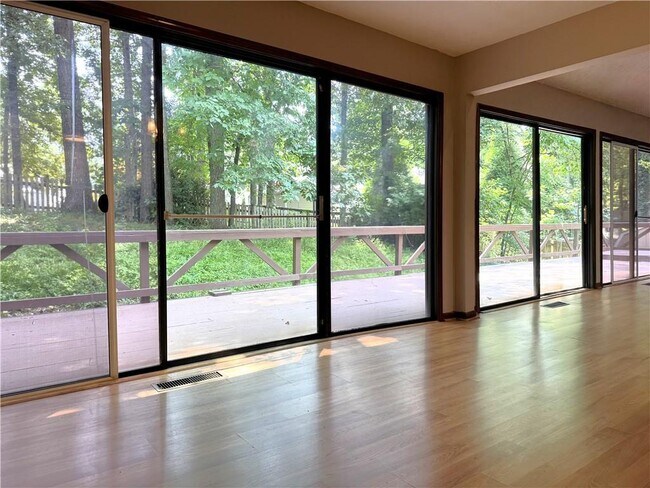 Building Photo - 1302 Colony Dr