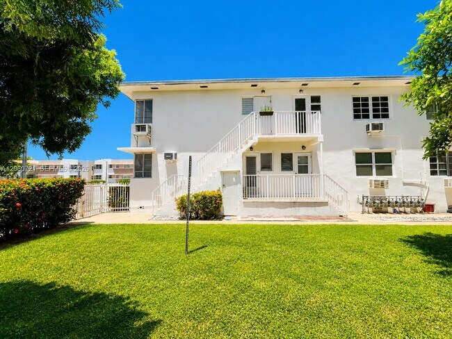Building Photo - 7407 Byron Ave