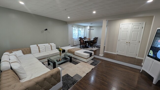 Building Photo - 20 Winterberry Way