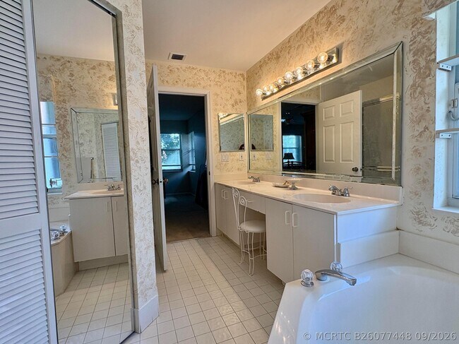 Building Photo - 7702 Majestic Palm Dr