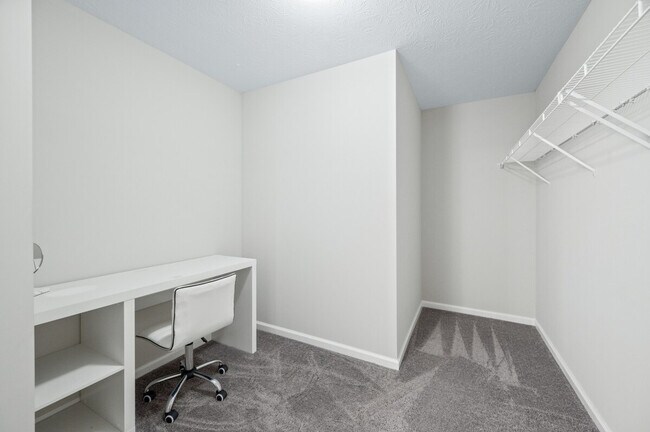 Building Photo - 4007 Woodview Dr