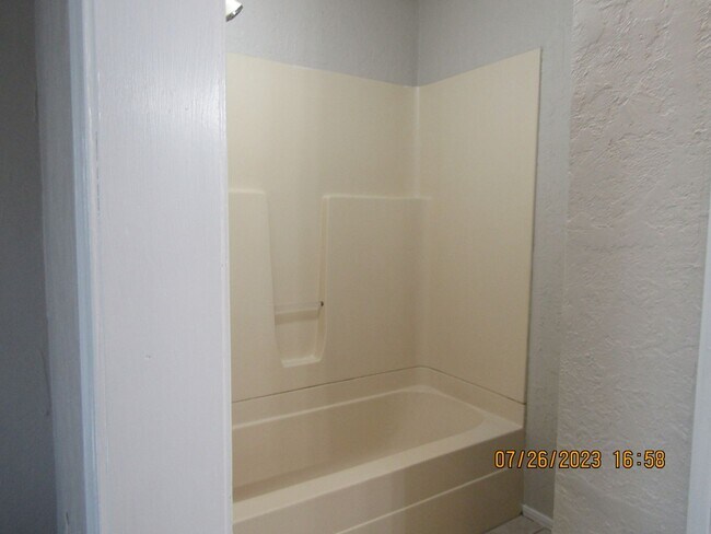Building Photo - 5406 NW Sir Brian Ave