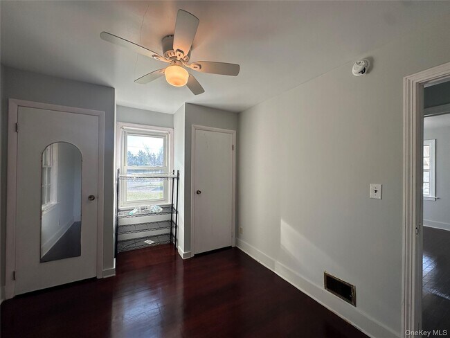 Building Photo - 496 Bloomingburg Rd