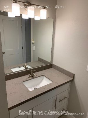 Building Photo - Apartment in Maple Leaf