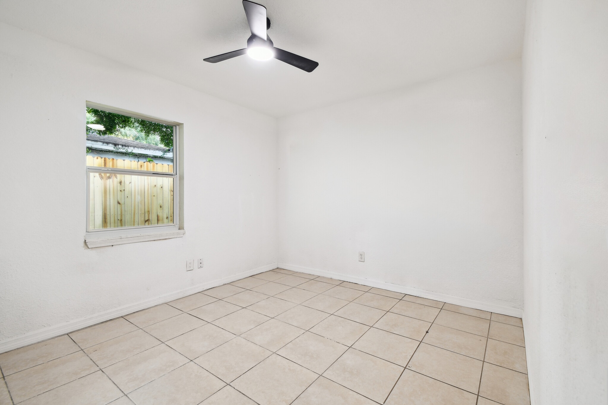 A 2/1 900 sqft - 3320 W Kathleen St