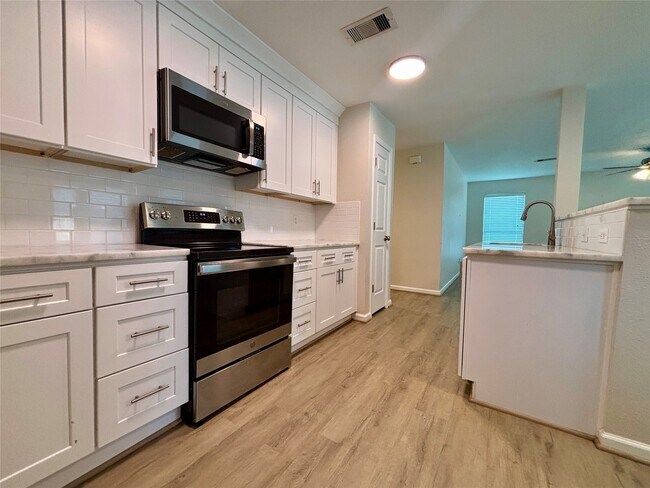 Building Photo - 13019 Skyline Dr