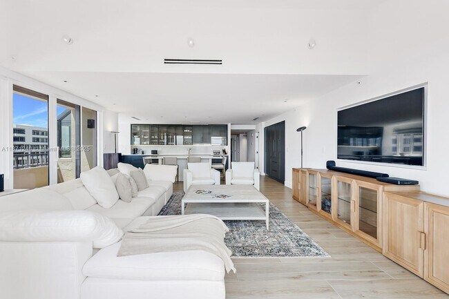 Building Photo - 251 Crandon Blvd