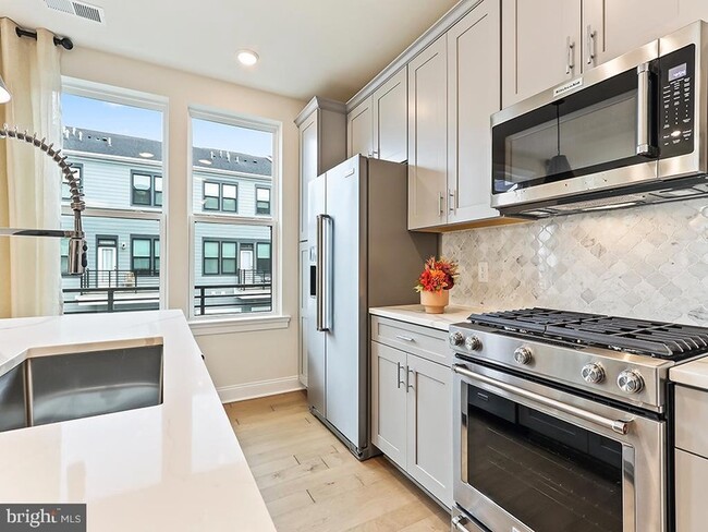 Building Photo - 715 Parker Blvd