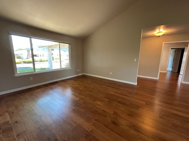 Building Photo - 329 Oak Leaf Cir