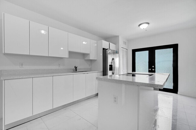 Building Photo - Goulds 4 Bed Triplex