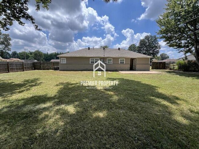Building Photo - 934 E Holmes Rd