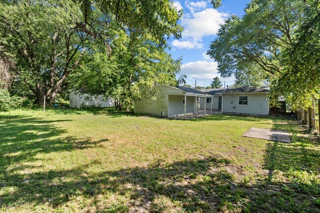 Building Photo - 2038 Airline Ave