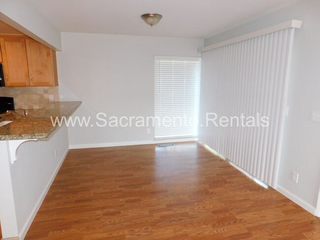 Building Photo - Wonderful Sierra Oaks 3bd/2ba Duplex with 2 Car Garage