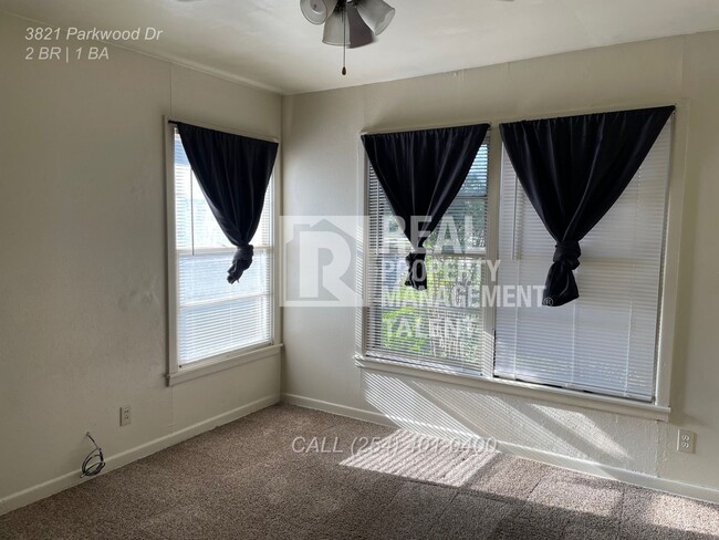 Building Photo - Charming 2/1 bedroom home ready for you to...