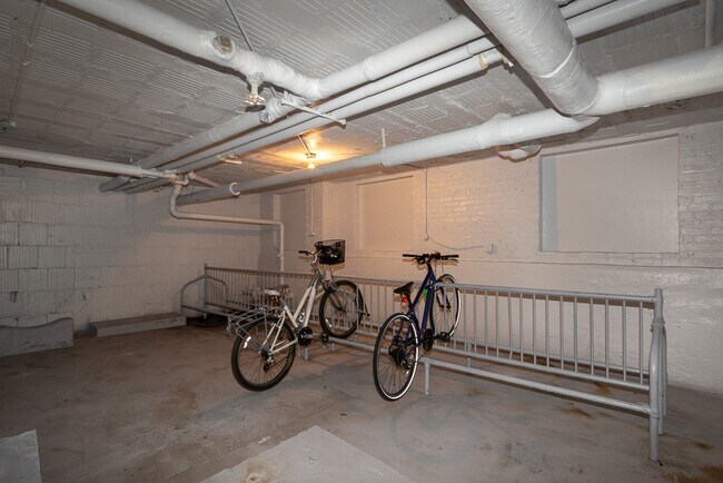 Building Photo - 714 W Belmont Ave