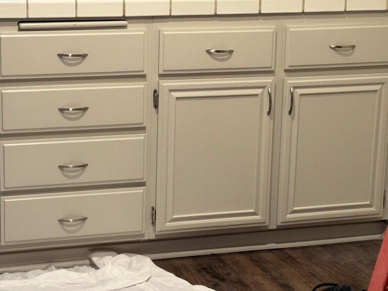 Kitchen base cabinets - 2113 Phlox Ave