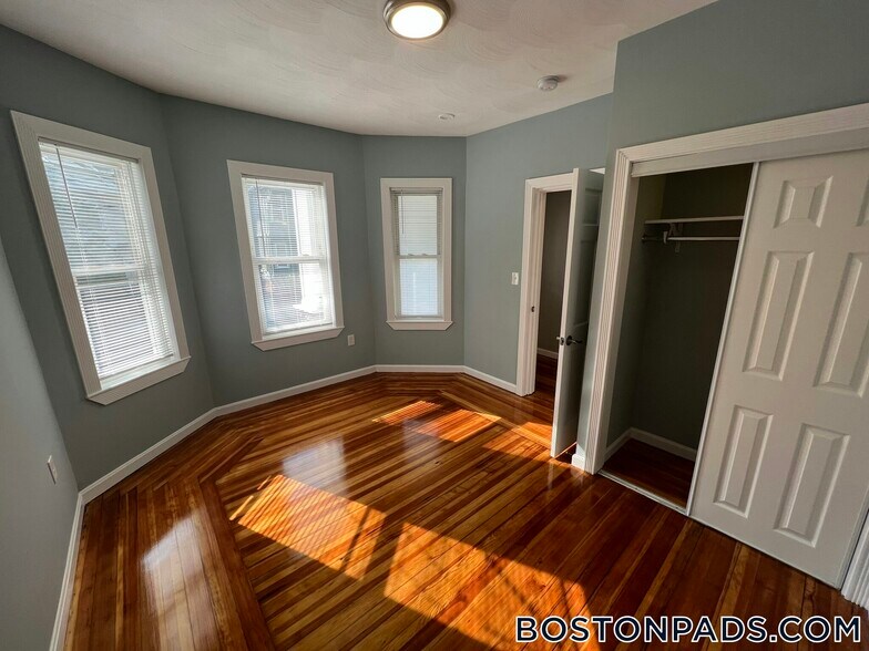 Building Photo - 33 Hancock St