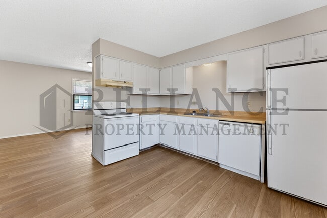 Building Photo - 306 S Twin Pines Ave