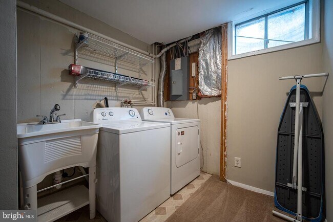 Building Photo - 1 Esmond Ct