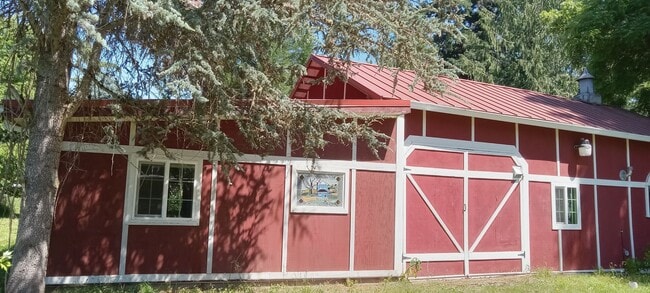 Building Photo - Charming Barn-Style Cottage in the Country...