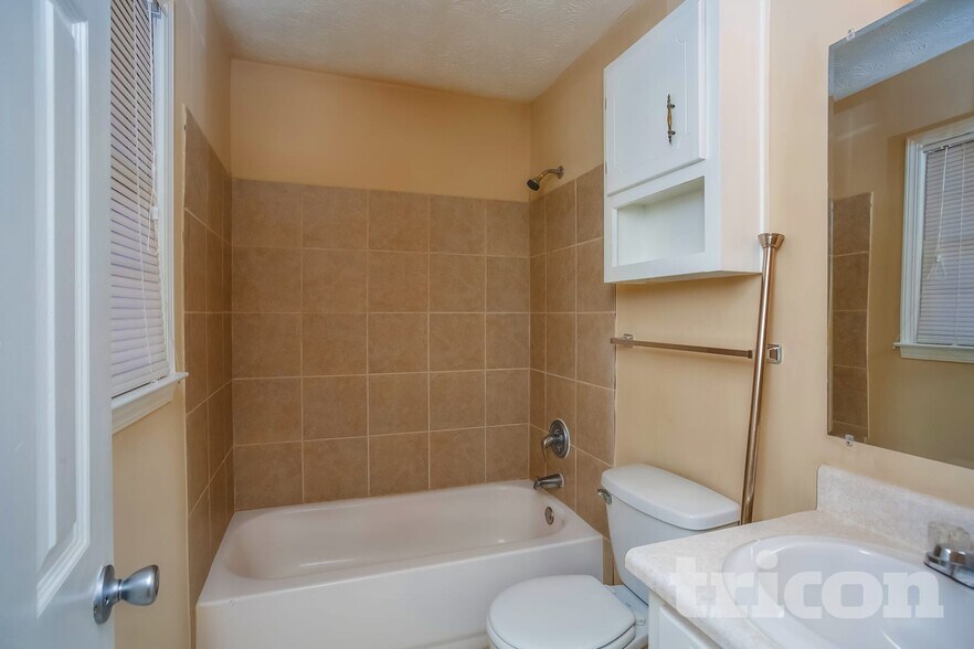 Building Photo - 1631 Quail Run SW