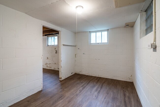 Building Photo - 3 Bedroom Home Available Now!
