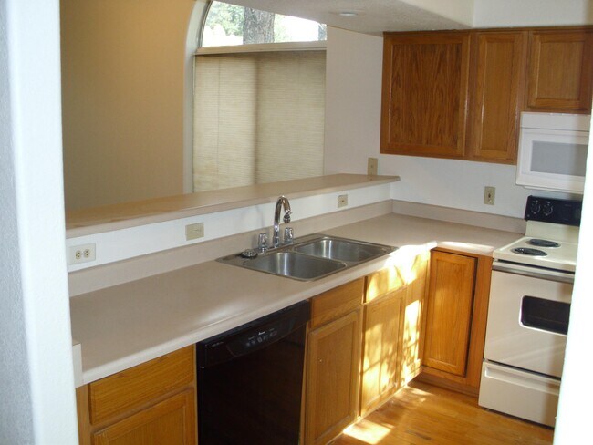 Building Photo - 2200 S Linmar Ct