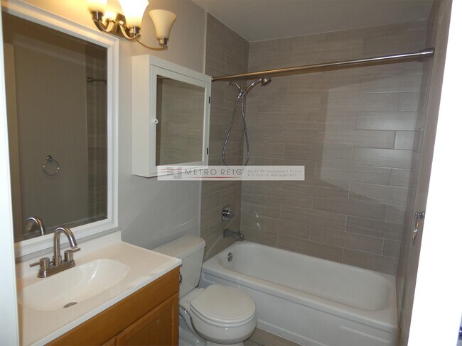 Building Photo - 890 Lilac St
