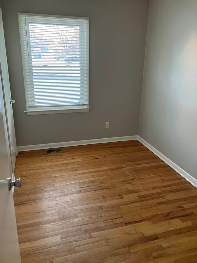 Building Photo - Spacious 4 bedroom 1.5 bath ranch Eastwood