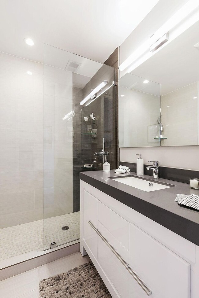 Building Photo - 1086 S Van Ness Ave