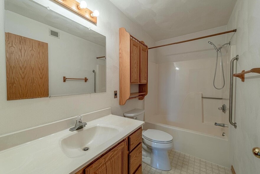 Full Bathroom 1 - 100 Grossenbacher Ln