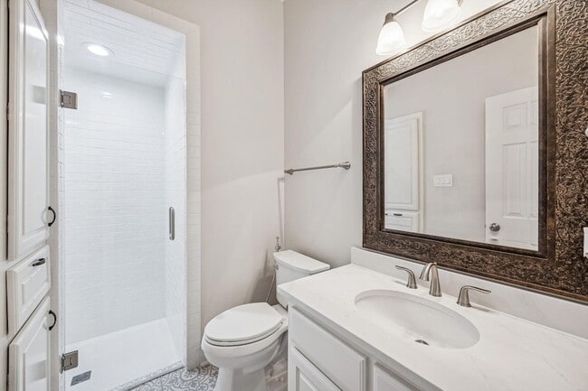 Building Photo - 2900 Creekview Dr