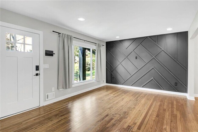 Building Photo - 2692 Rockcliff Rd SE