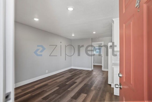 Building Photo - 26910 Manon Ave