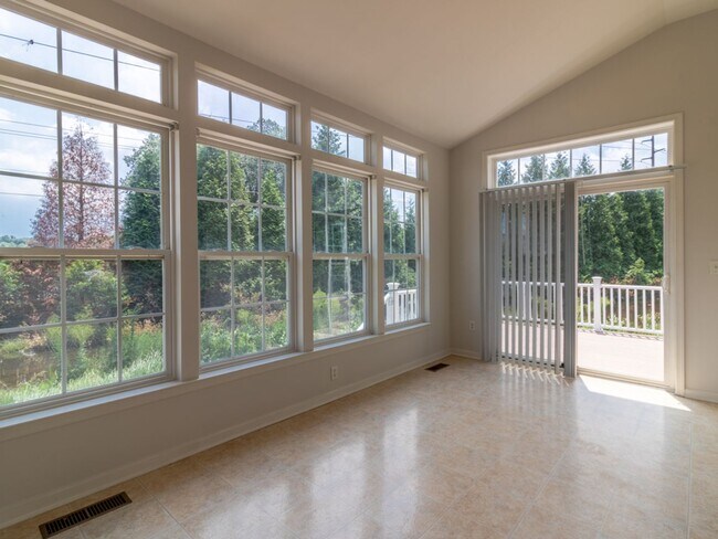 Building Photo - Spacious Unfurnished 3-BR, 2.5-BA year-rou...