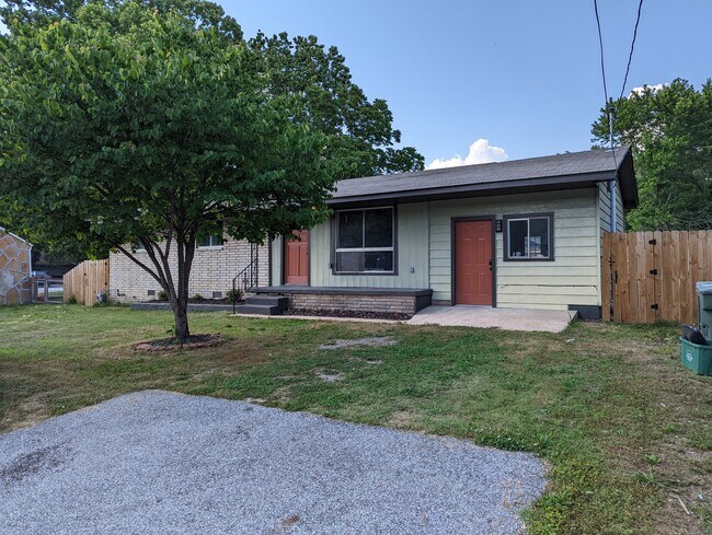 Charming Mid-Century Ranch Single Family in Happy Hollow/McNair Zoning - 2008 E Huntsville Rd